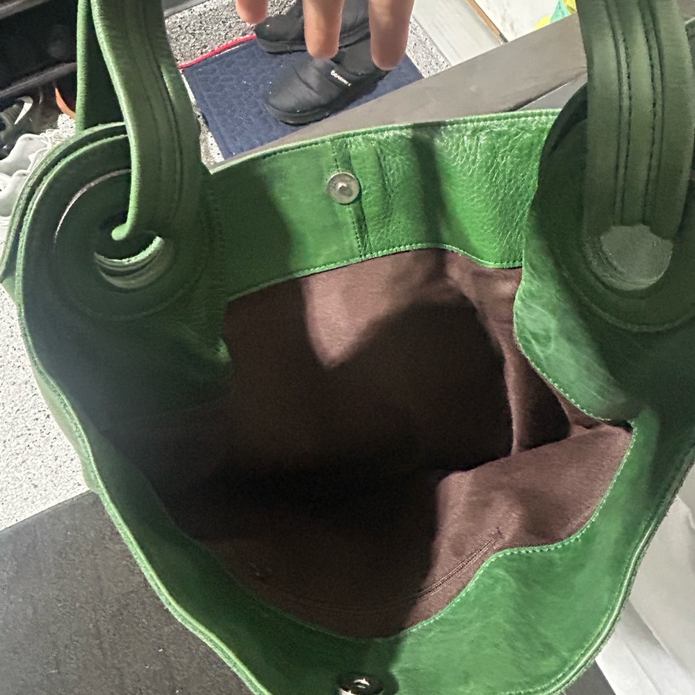 Elegant Green Leather Tote Bag - Picture 3 of 7